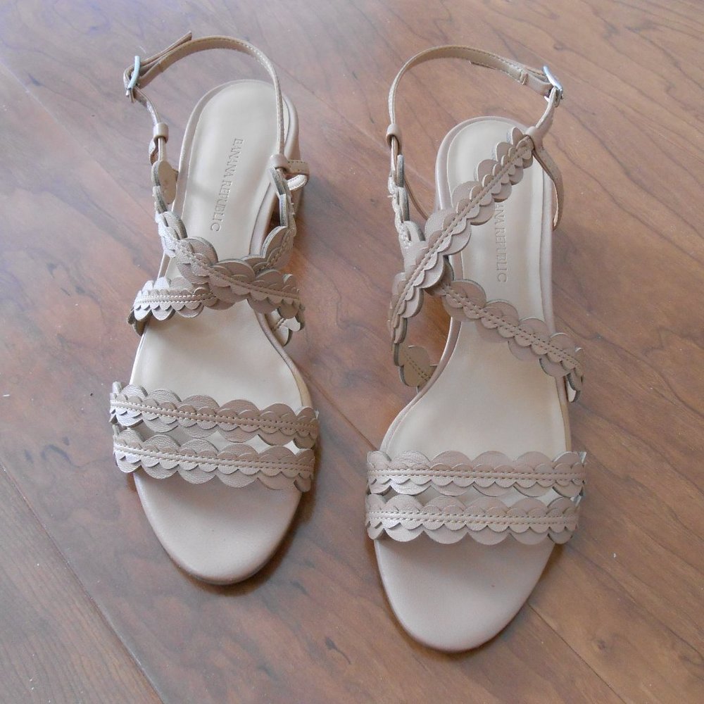 Banana Republic Tan Scalloped Block Heel Leather Sandals